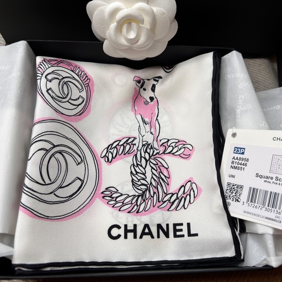 NEW Chanel 23P Puppy Dog CC Heart Charm 60 Square Silk Scarf Pink White Beige - Picture 8 of 9